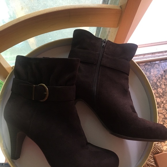 Brown Suede Booties. Size: 8.5 - Picture 3 of 7
